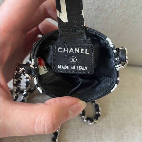 Authentic Chanel crossbody pouch with chain - Picture 12 of 15